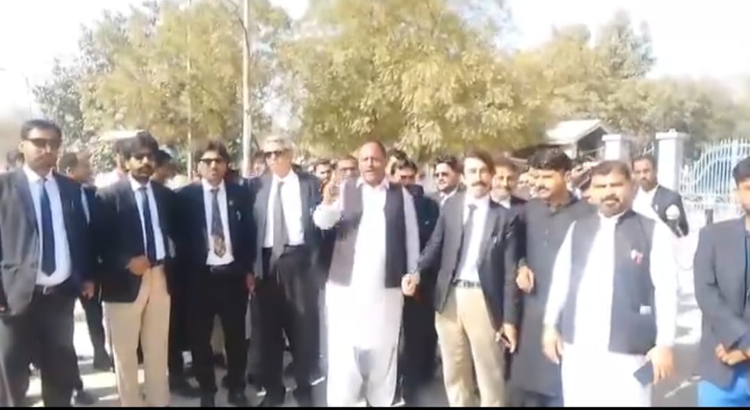 نوشهروفيرو پوليس ۽ وڪيلن وچ ۾ تڪرار، بار ايسوسيئيشن پاران عارضي ورڪ سسپينڊ