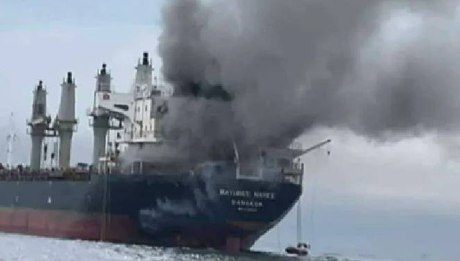 آبنائے ہرمز کے قریب تھائی کارگو جہاز پر حملہ، عملے کو بچانے کی کوششیں جاری