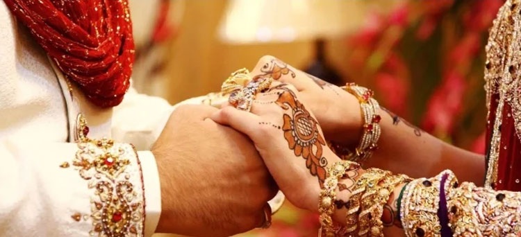 بھارتی کرکٹ میزبان کا معروف بالی ووڈ اداکارہ سے نکاح، تصاویر وائرل