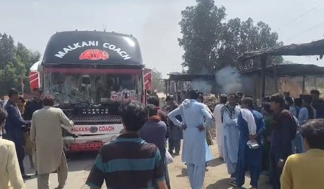 ميرواھ گورچاڻي ڀرسان مسافر ڪوچ جو 2موٽرسائيڪلن کي ٽڪر، پيءُ ڌيءَ سميت 4 ڄڻا فوت