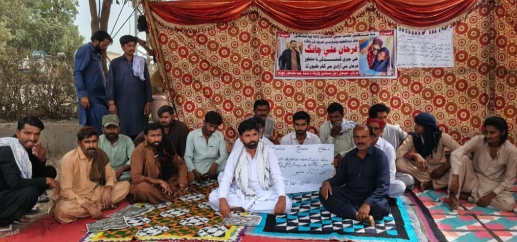 ھڱورجا مان 6 ڏينهن اڳ مبينا کنڀي گم ڪيل شاگرد جي آزادي لاءِ احتجاج جاري