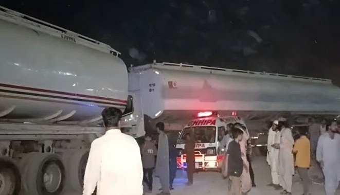کراچی: دو آئل ٹینکروں میں خوفناک تصادم، دو افراد کچل کر جاں بحق