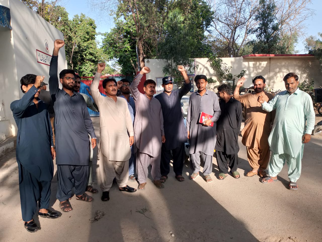 گلشن حديد مان ڇھين ڪلاس جي شاگردياڻي مبينا اغوا، وارثن جو اسٽيل ٽائون ٿاڻي اڳيان ڌرڻو