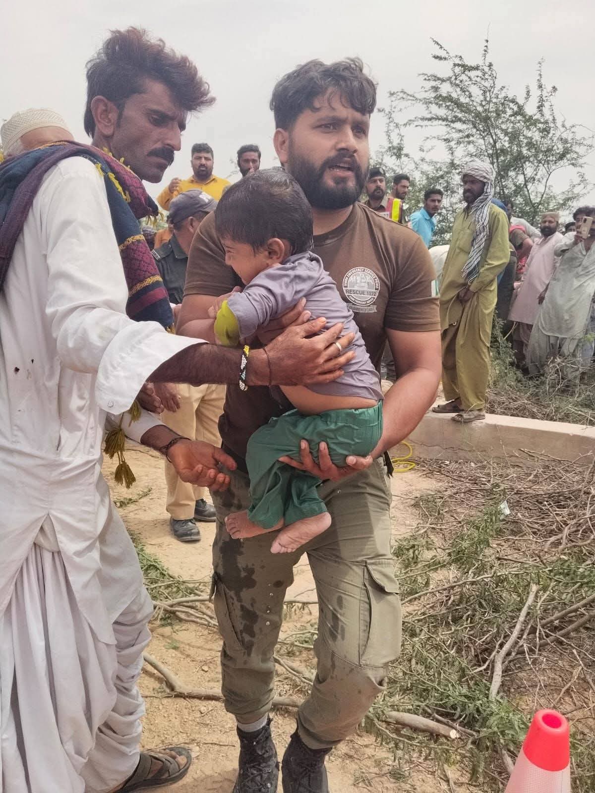 گهگهر ڀرسان واٽر بورڊ لائن ۾ پيءُ پٽ لڙهي ويا، ريسڪيو عملي کين بچائي ورتو