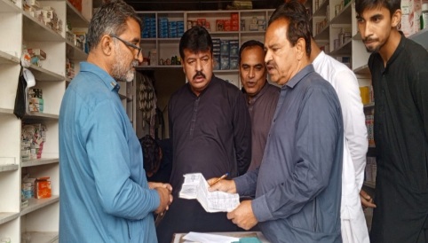 صحت کاتي جي ٽيم جاھڱورجا جي ميڊيڪل اسٽورن تي اوچتا ڇاپا