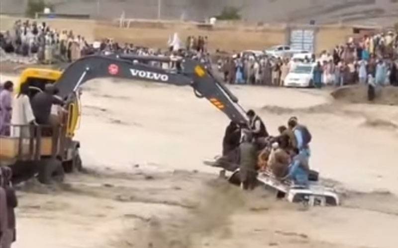 چمن: تحصیل گلستان کے علاقے حبیب زئی میں 15 مسافروں سے بھری وین سیلابی ریلے میں بہہ گئی