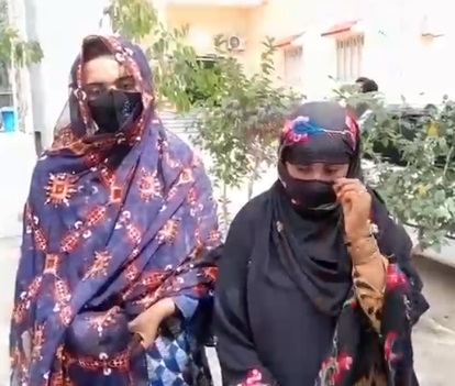 گهوٽڪي ۾ ڪارنهن الزام هيٺ آيل نوجوان ناري جو امڙ سان گڏ احتجاج