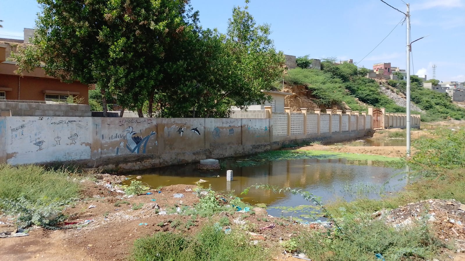 ملير: چشما ڳوٺ جو پرائمري اسڪول برساتي پاڻي جي گهيري هيٺ