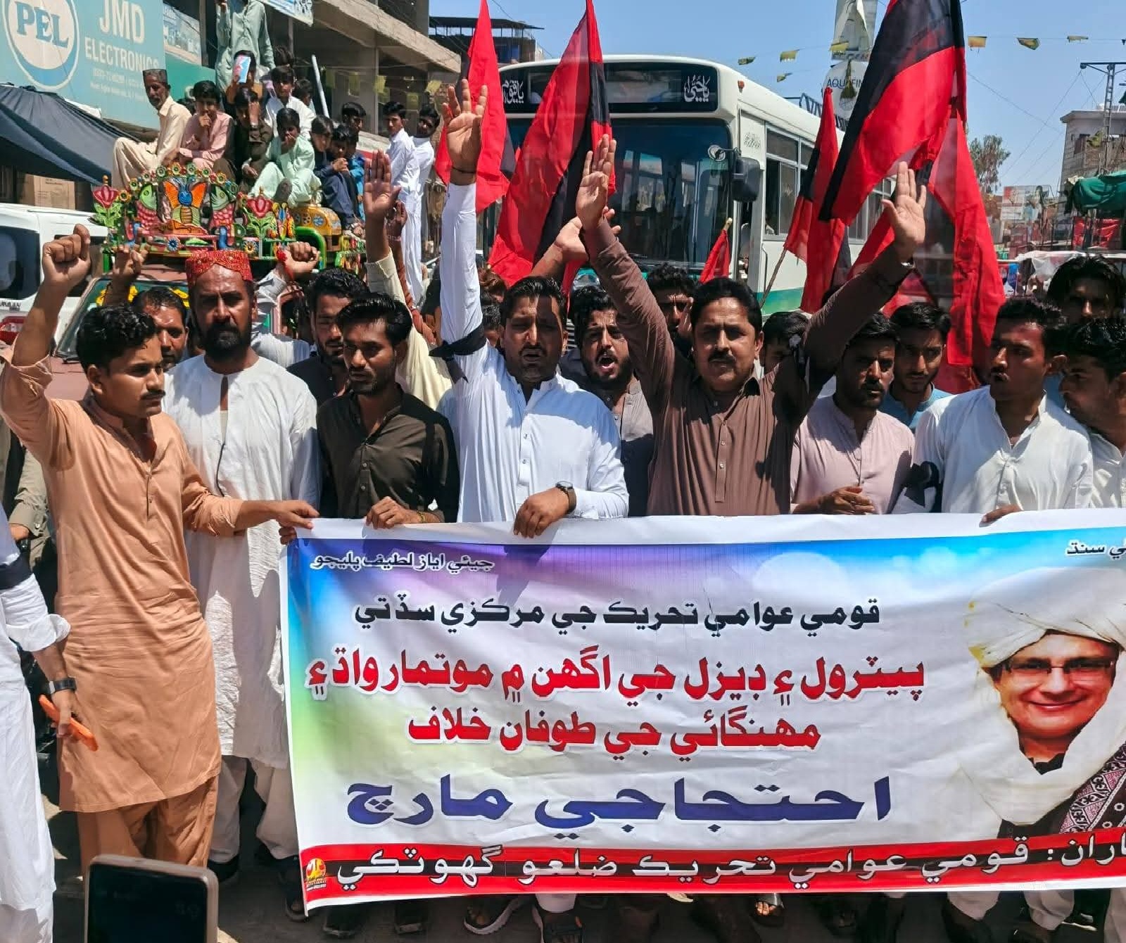 قومي عوامي تحريڪ جي سڏ تي پئٽرول ۽ ڊيزل جي اگهن ۾ واڌ خلاف سڄي سنڌ ۾ مظاهرا ۽ ڌرڻا