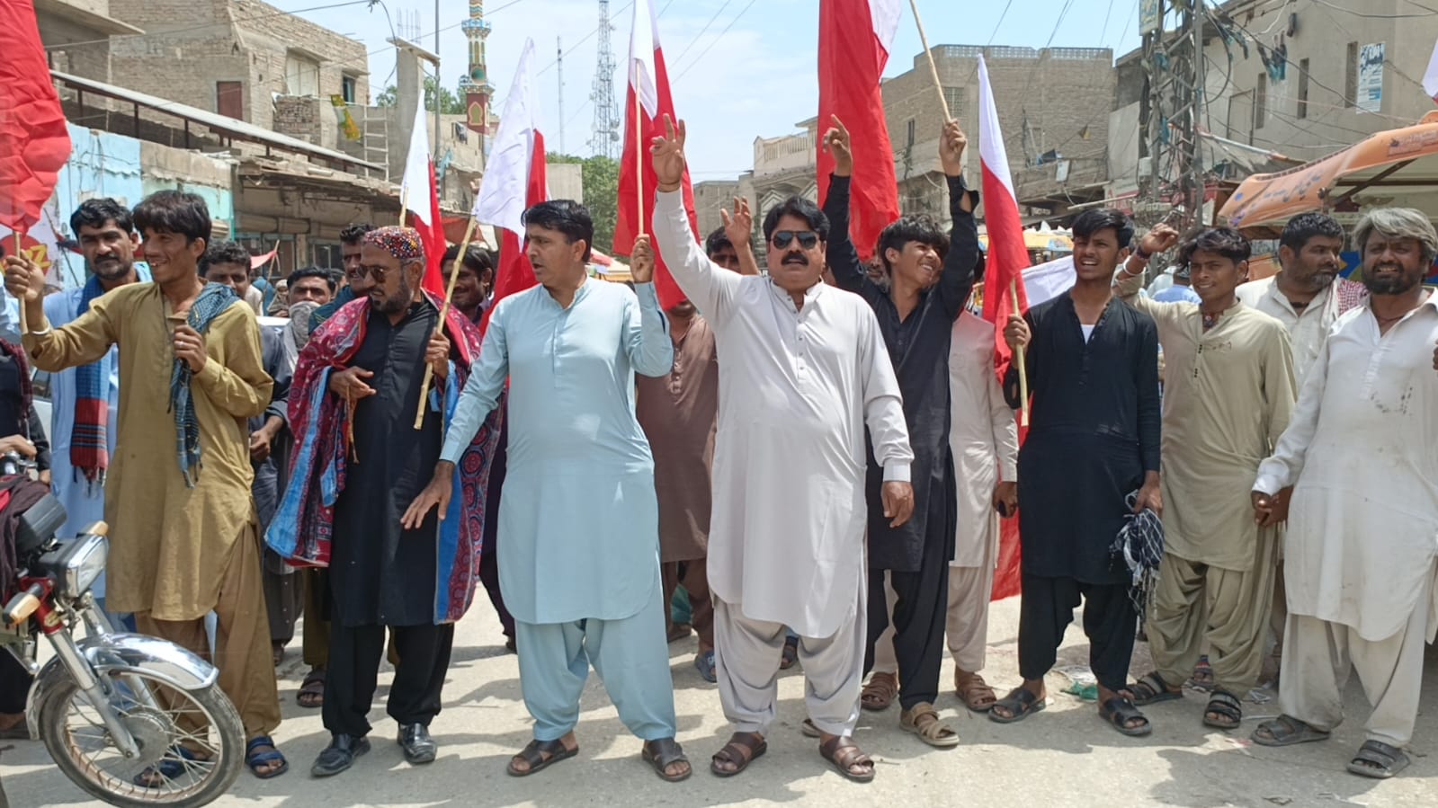 نوشهروفيروز ۾ ايس يو پي جي سڏ تي تيل اگهن ۾ واڌ خلاف احتجاجي ريلي