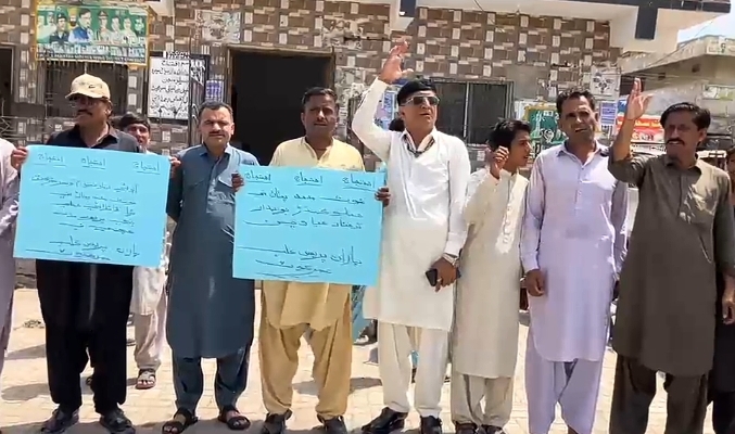 عمرڪوٽ ۾ ڊپٽي ڊائريڪٽر انفارميشن ٽنڊو محمد خان تي مبينا تشدد خلاف احتجاج