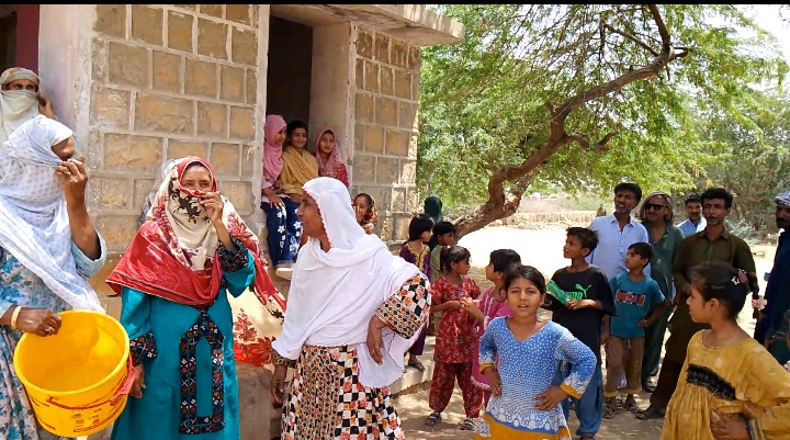 ٺٽي ڀرسان ڳوٺ سبز علي خان بروهي واسين جو عورتن سميت پاڻي کوٽ خلاف احتجاج