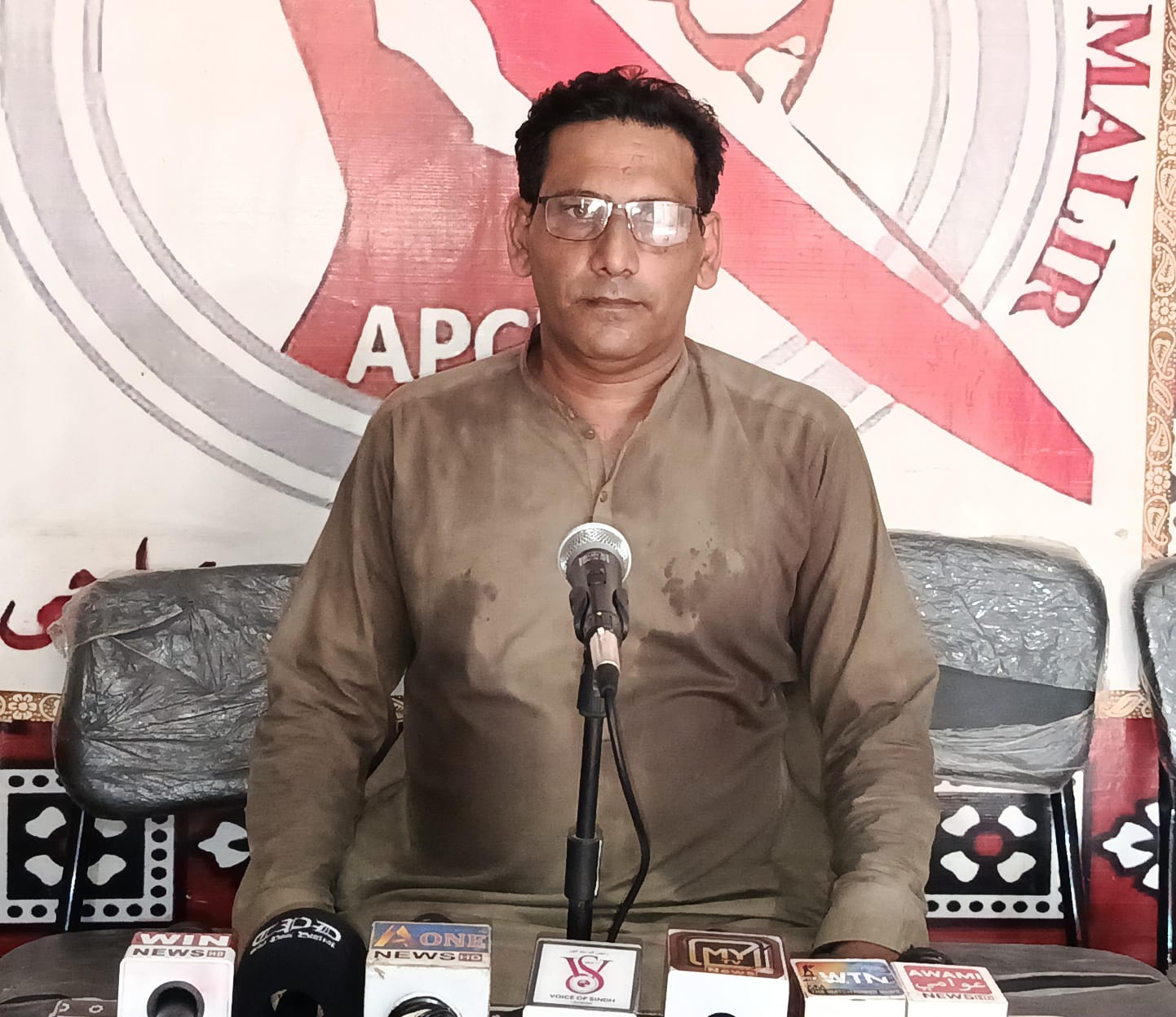 ملير: گلشن حديد واسي پورهيت ڀائرن ۽ ڀاڄائي خلاف پريس ڪلب پهچي ويو
