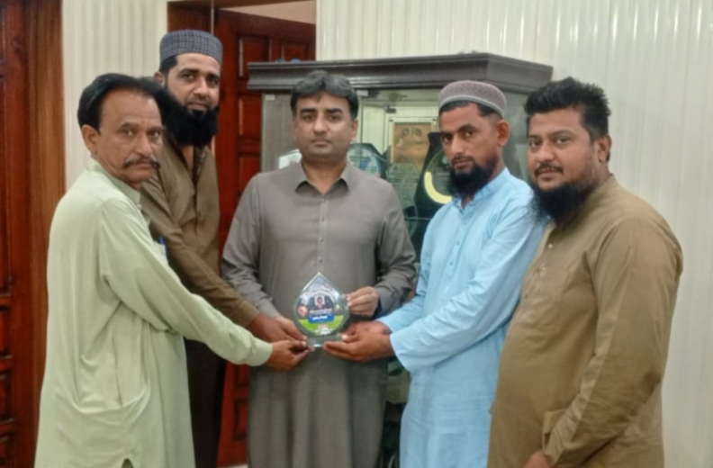 ڊي سي عمرڪوٽ سان ڊسٽرڪٽ فٽبال ايسوسيئيشن جي وفد جي ملاقات، ٽورنامينٽ جي يادگاري شيلڊ پيش