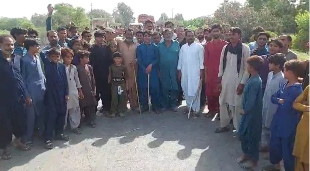 شهدادپور ڀرسان ڳوٺ کٻڙ کاهو واسين جو پي پي ايل انتظاميه ۽ بااثرن خلاف ڌرڻو