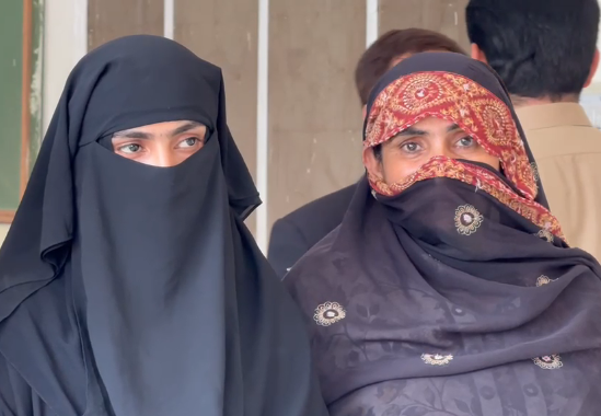 نوجوان لڑکی نے اپنے شوہر رانی پور کے پیر دلشاد شاہ پر دوسروں سے جنسی زیادتی کرائے کا الزام لگادیا