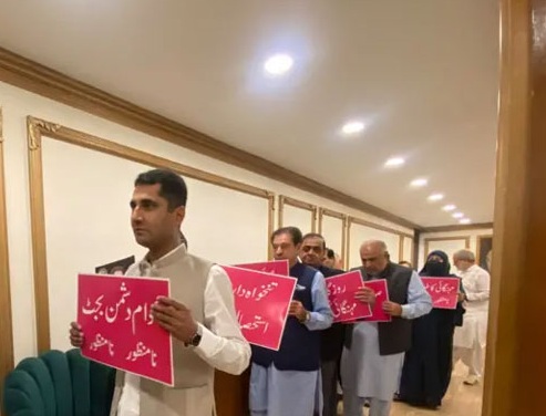 بجٹ تقریر کے دوران اپوزیشن کا احتجاج، پی ٹی آئی کے ’’صوبوں کے حقوق پر ڈاکا‘‘ اور ’’آئی ایم ایف بجٹ نامنظور‘‘ کے نعرے