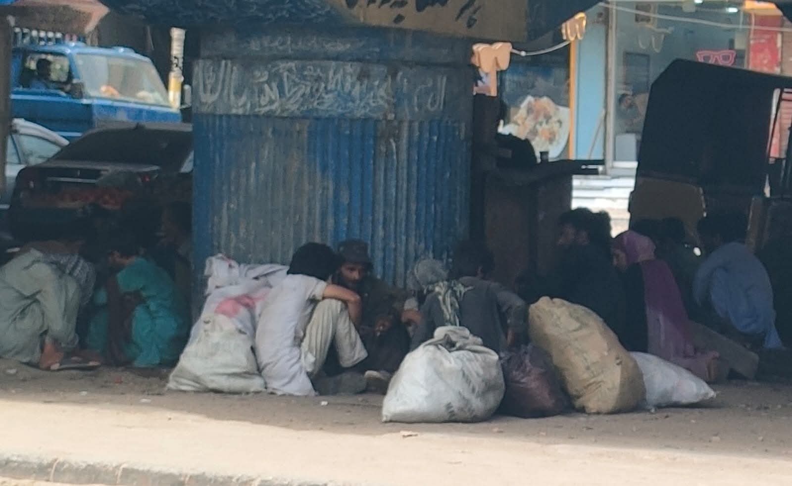 ملير: شاهه لطيف ٽائون ٿاڻي جي حد ۾ منشيات فروشي جو مبينا وڪرو جاري