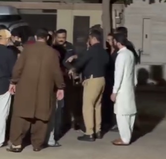 کراچی میں اعجاز جکھرانی کے بھائیوں کے بنگلے پر پولیس کا دھاوا، کشیدگی، خواتین سے بدتمیزی کا الزام