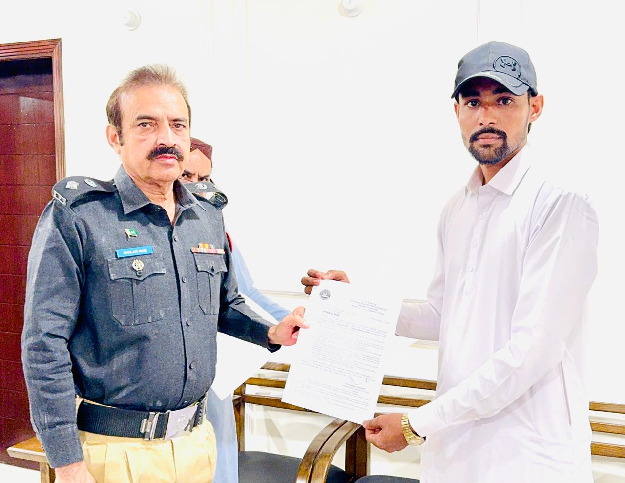 SSP Sanghar distributed offer orders to recruited constables from miniotity community