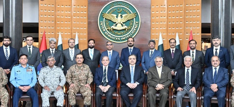 Prime Minister Visits ISI Headquarters Alongside Services Chiefs, Reaffirms Commitment to National Defense
