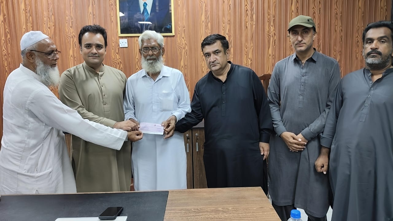 Cotton Association donates Rs1m for maternity hospital in Tando Adam