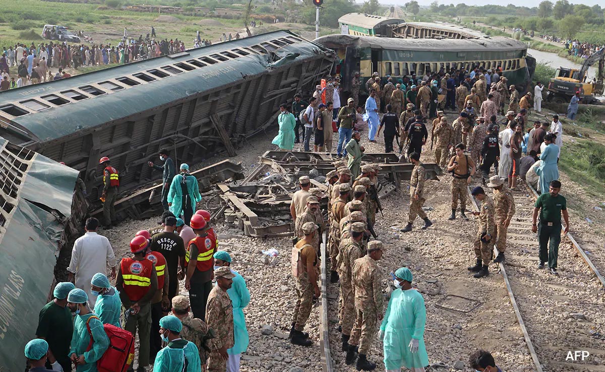 ہزار ایکسپریس حادثہ ریلوے کے چھ افسران اور ملازمین معطل