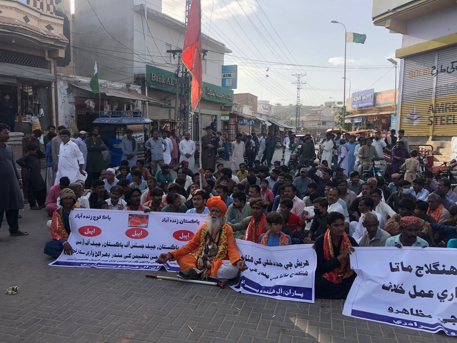 مٺي ۾ مندر کي حددخلي ڄاڻائي مسمار ڪرڻ واري نوٽيس بعد کتي برادري جو احتجاجي مظاھرو