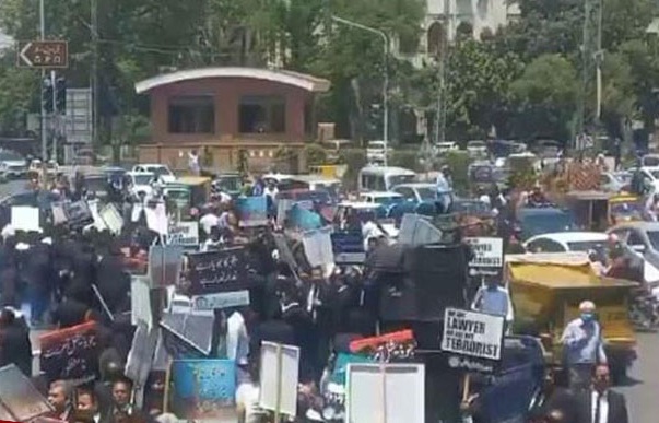 لاہور میں وکلا اور پولیس آمنے سامنے، گرفتاریاں، پاکستان بار کا کل ملک گیر احتجاج کا اعلان