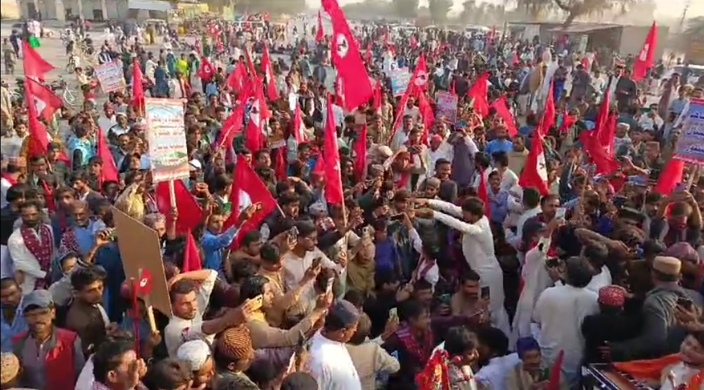 دریائے سندھ پر 6 متنازعہ کئنالز کی تعمیر کے خلاف قاضی احمد میں دہرنا، قومی شاہراہ بلاک