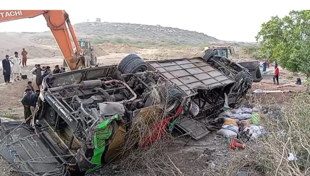 ملير: گلشن حديد ويجهو مسافر ڪوچ ڪلٽي، عورت سميت 4 ڄڻا اجل جو شڪار، 14 زخمي