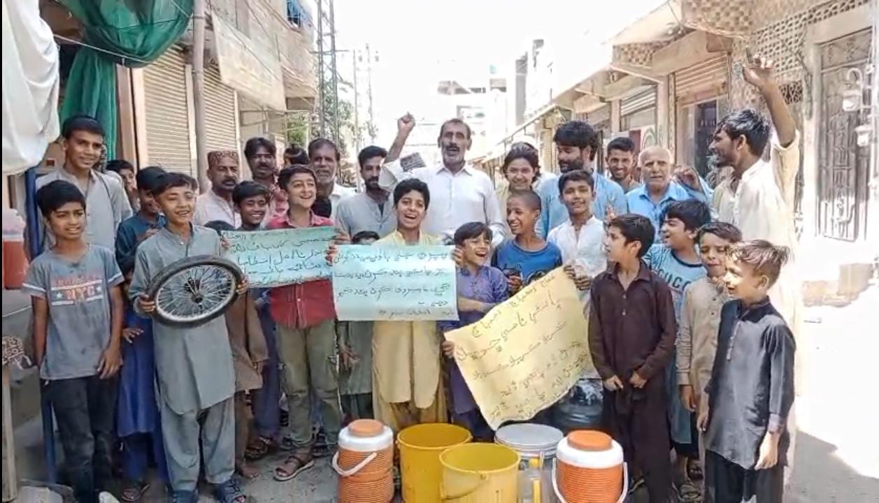 ملير جي علائقي پپري ۾ ھڪ مھيني کان پيئڻ جو پاڻي بند، ڳوٺاڻا روڊن تي نڪري آيا