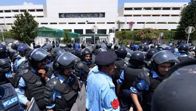 بجٹ سے قبل سرکاری ملازمین کا پارلیمنٹ کی جانب مارچ، تنخواہوں میں اضافے اور دیگر مطالبات کے حق میں احتجاج