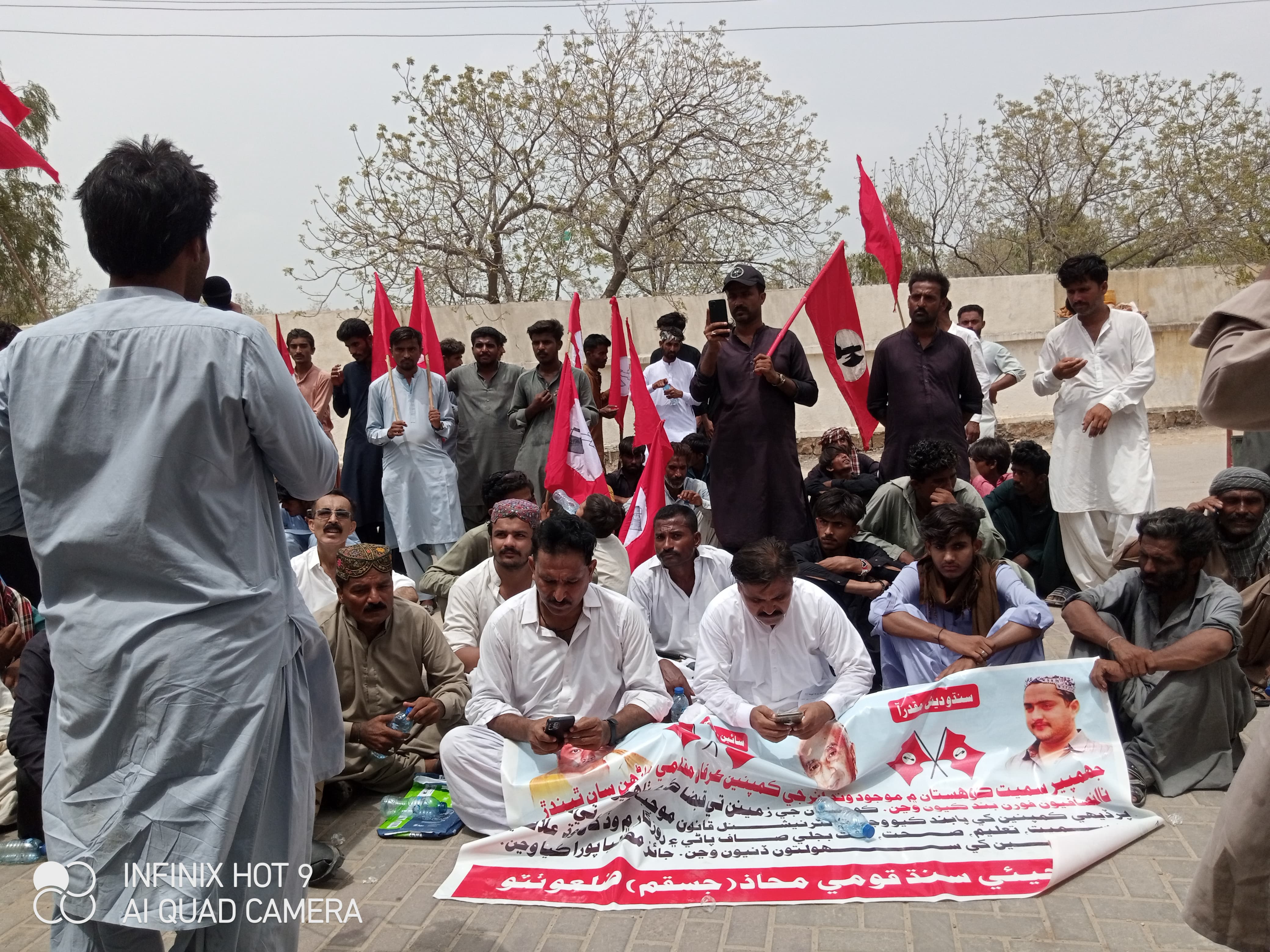 ٺٽو: قومپرست اڳواڻن ۽ ڪوهستان واسين پاران جهمپير کان ڊي سي آفيس تائين ريلي ۽ ڌرڻو