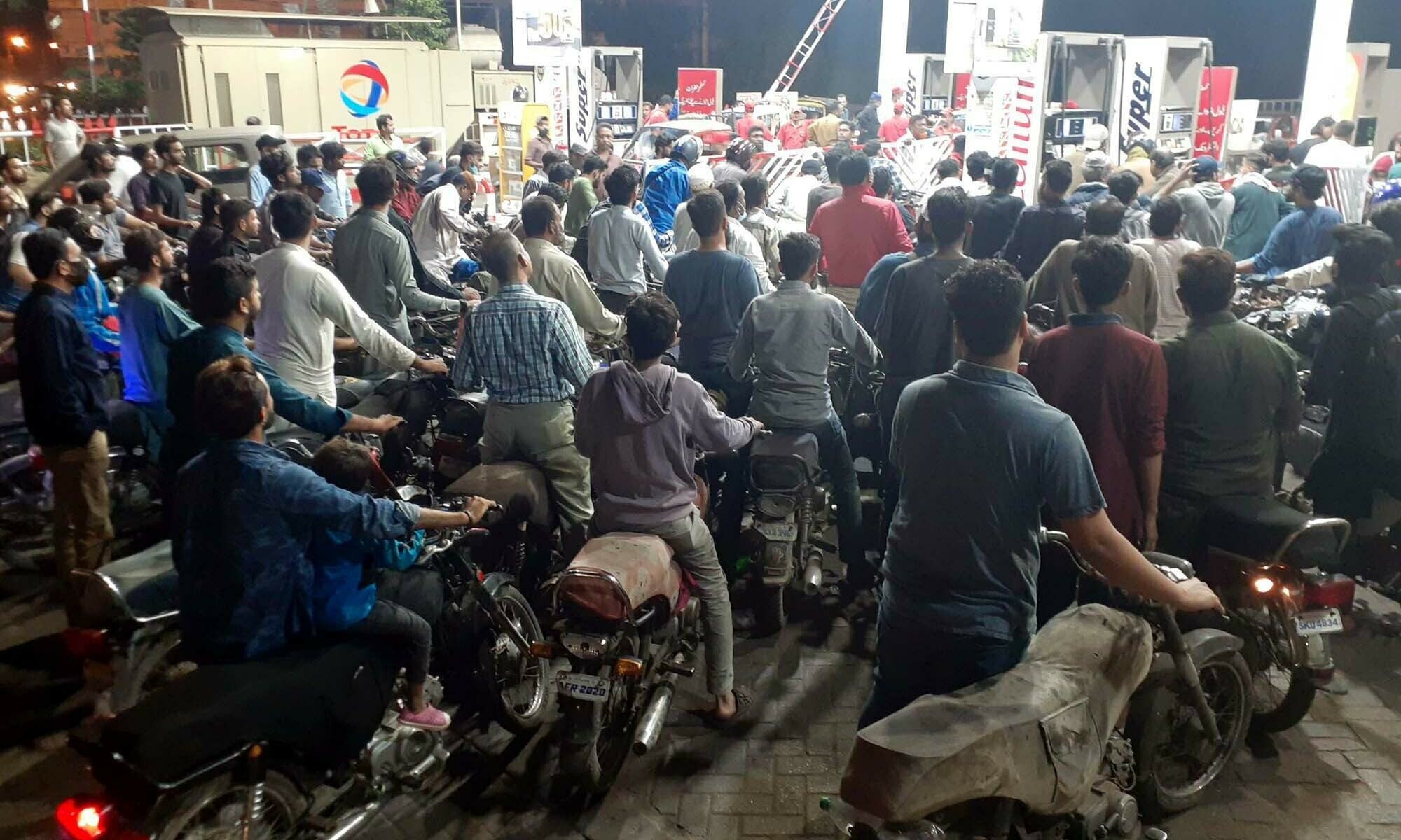 پيٽرول جي قيمتن ۾ واڌ حڪمرانن عوام کي اڌ مئو ڪري ڇڏيو..؟
