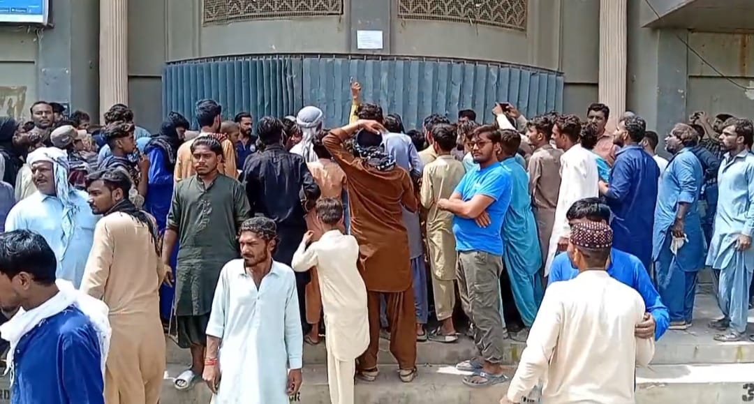 ملير: شهرين جو بجلي جي بندش خلاف ڪي اليڪٽرڪ آفيس آڏو ڌرڻو، آفيس کي تالا