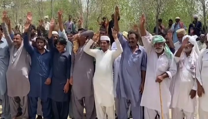 عمرڪوٽ ويجهو قديمي قبرستان ۾ قبرن جي مبينا بيحرمتي، حر جماعت جو احتجاج