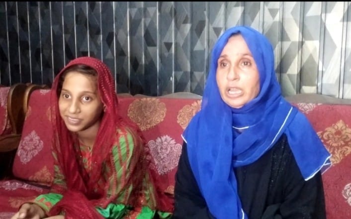 نوشهروفيروز ۾ عورت جو ڌيءَ سميت مڙس خلاف احتجاج
