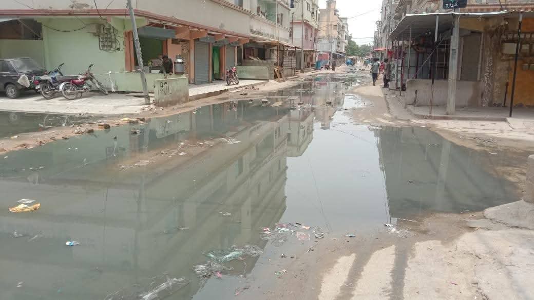 گلشن حديد ۾ گٽر اٿلي  پيا ، گندو پاڻي رستن، بازارن  گهٽين ۽ گهرن ۾  داخل