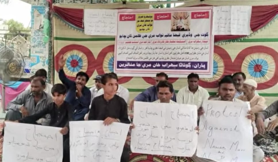 نوشهروفيروز ۾ ڳوٺ سهراب مري واسين جو بااثر خلاف چوٿين ڏينهن به پاڪ ڪتاب کڻي احتجاج