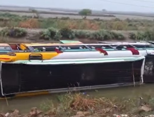 کراچی سے پکنک کیلئے کینجھر جانے والی بس کو قومی شاہراہ پر حادثہ، 6 افراد جاں بحق