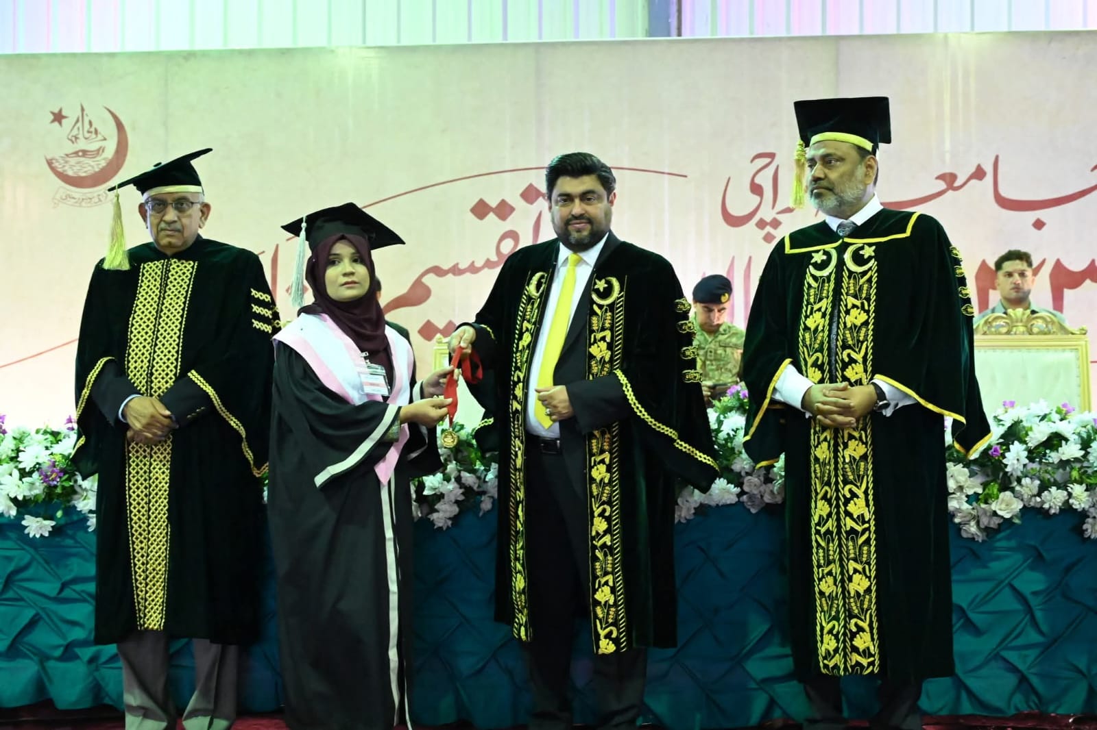 ڪراچي يونيورسٽي جي شاگردياڻي آعا سنبل زهرا پٺاڻ گولڊ ميڊل حاصل ڪري ورتو