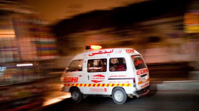 ملير: لانڍي ۾ گرين سٽي وٽ بس حادثي جو شڪار، ٻارڙو فوت، 10 ڄڻا زخمي، ڊرائيور فرار