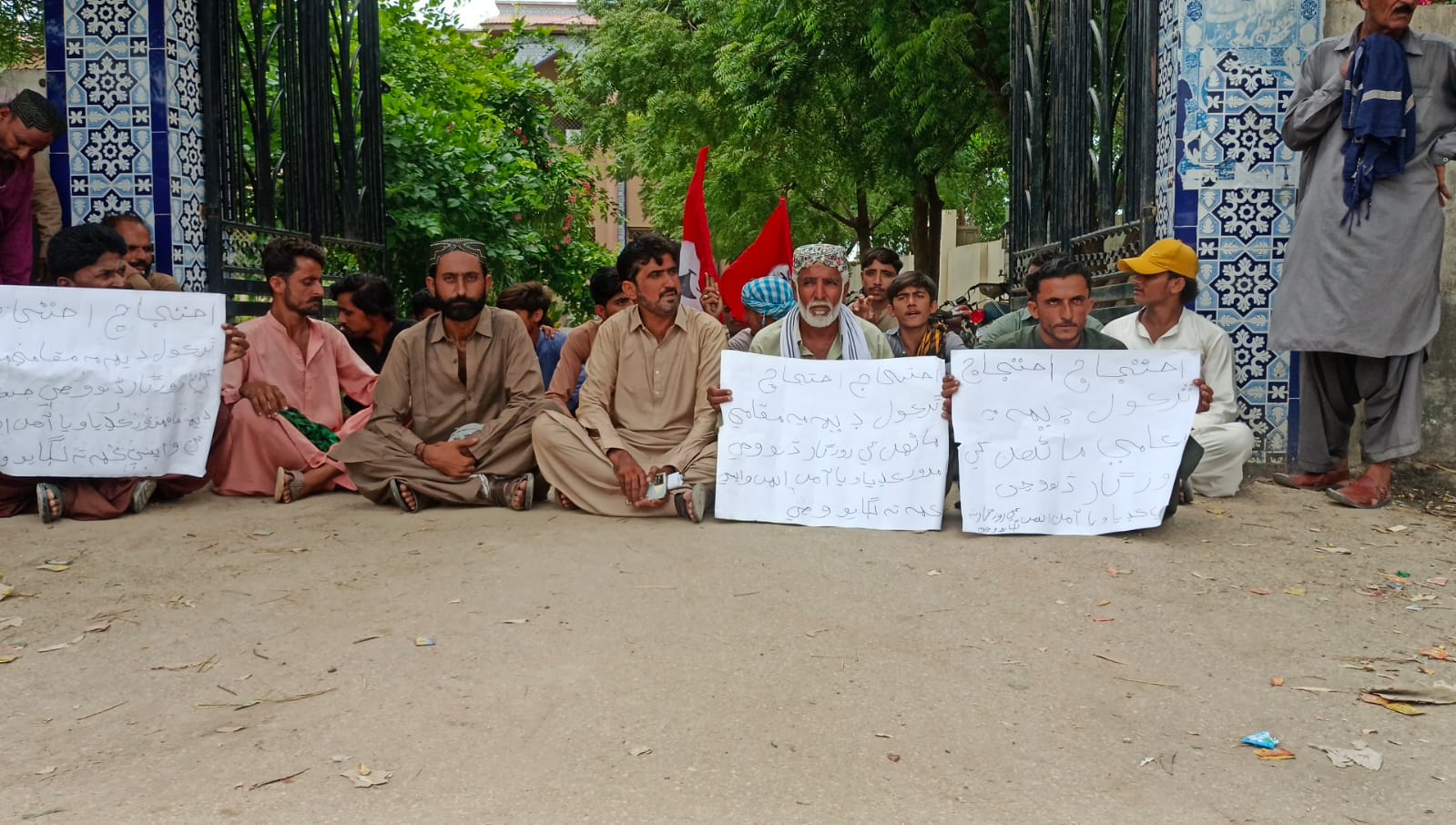 ڪنري ۾ ٿرڪول ڊيم نبي سر ٿر ۾ مقامي ماڻهن کي نوڪريون نه ملڻ خلاف ريلي ۽ ڌرڻو