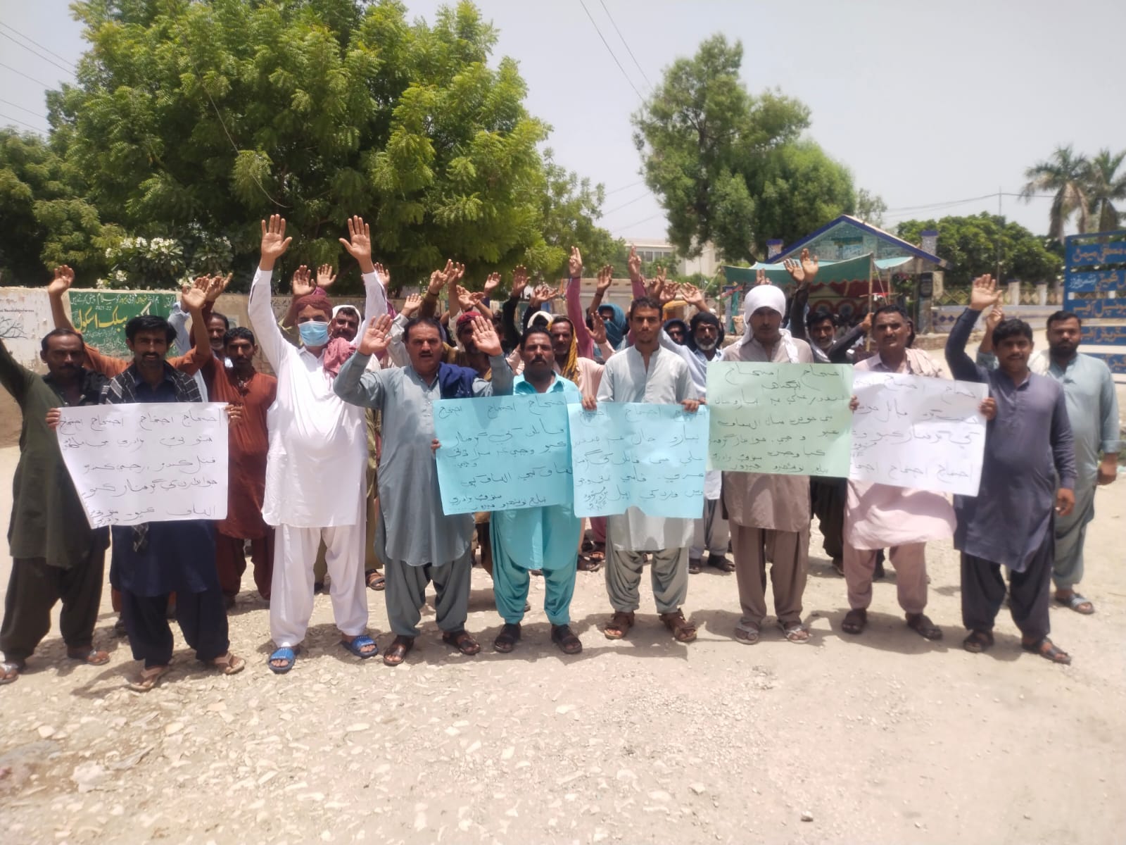 نوشهروفيروز ۾ ڳوٺ پليو مستوئي واسي ٻن نوجوانن جا قاتل گرفتار نه ٿيڻ خلاف احتجاج