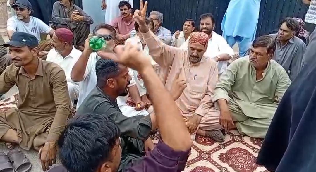 پاڪستان اسٽيل مل مان جبري طوربرطرف ڪيل ملازمن جو اسٽيل ٽائون جي گيسٽ هائوس آڏو ڌرڻو