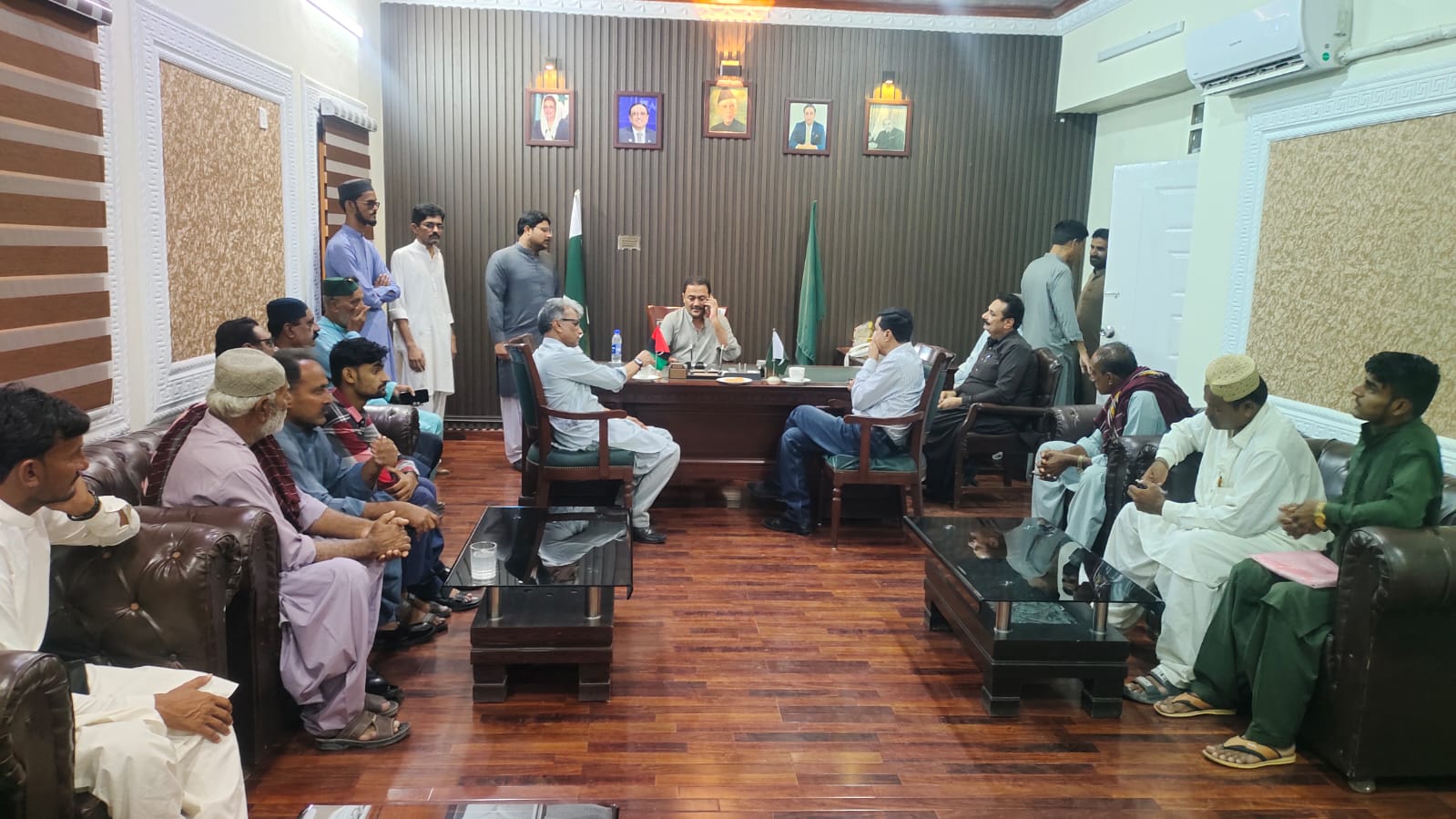 ڊسٽرڪٽ ڪائونسل ٺٽو ۾ مختلف ڳوٺن جي رهواسين جي چيئرمين سان ملاقات