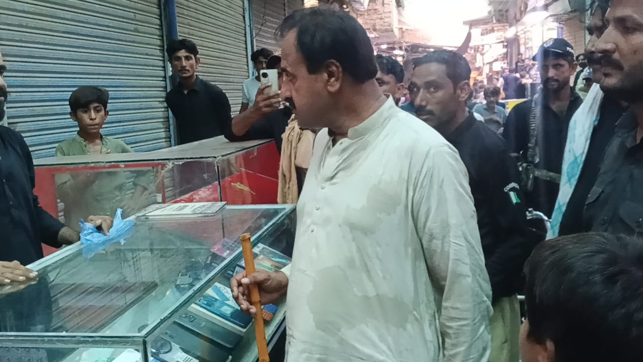 مورو ۾ ايس ايڇ او پاران پوليس نفري سان گڏ شهر جو دورو, شهرين سان ملاقات
