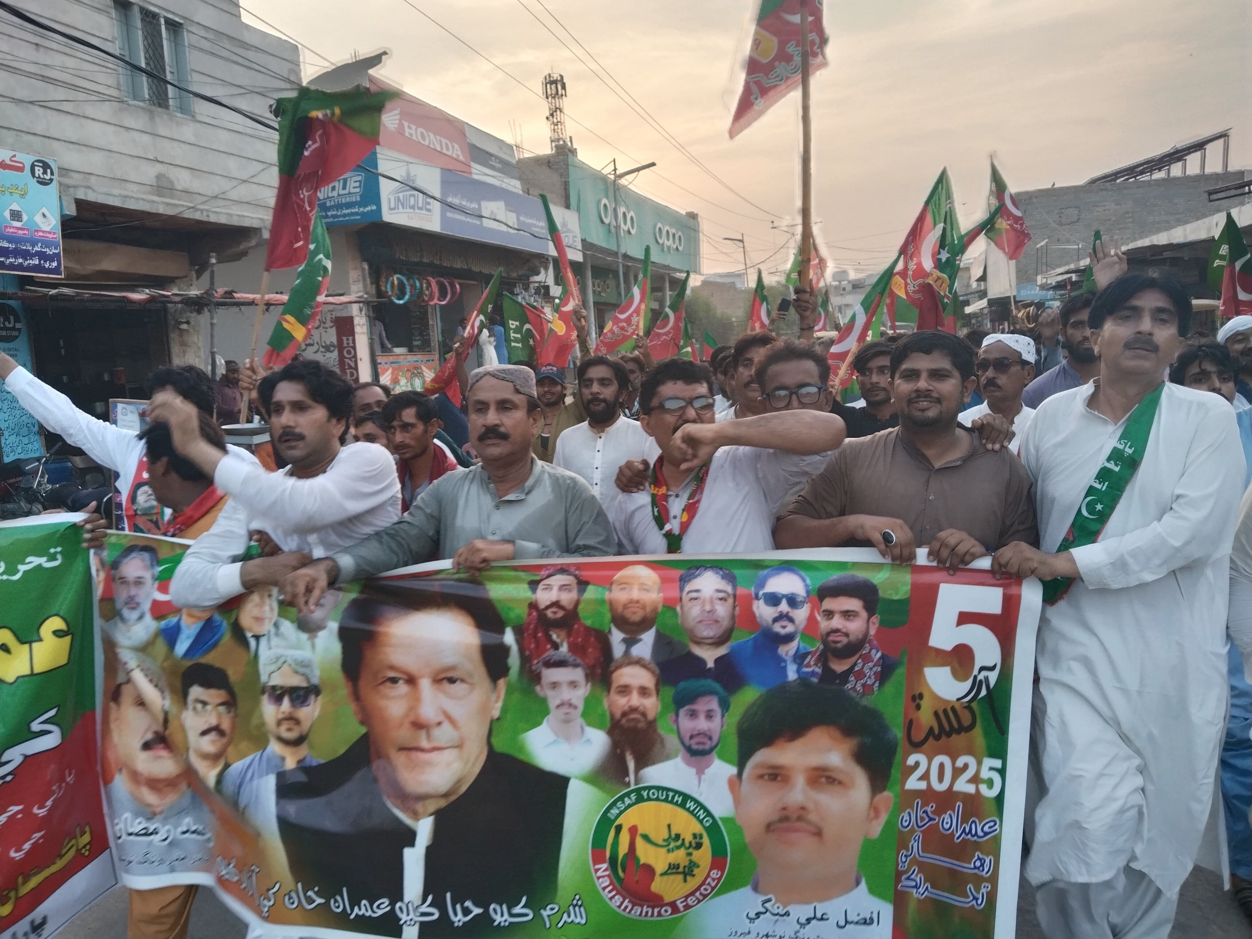 نوشهروفيروز ۾ پي ٽي آءِ پاران عمران خان جي آزادي لاءِ ريلي