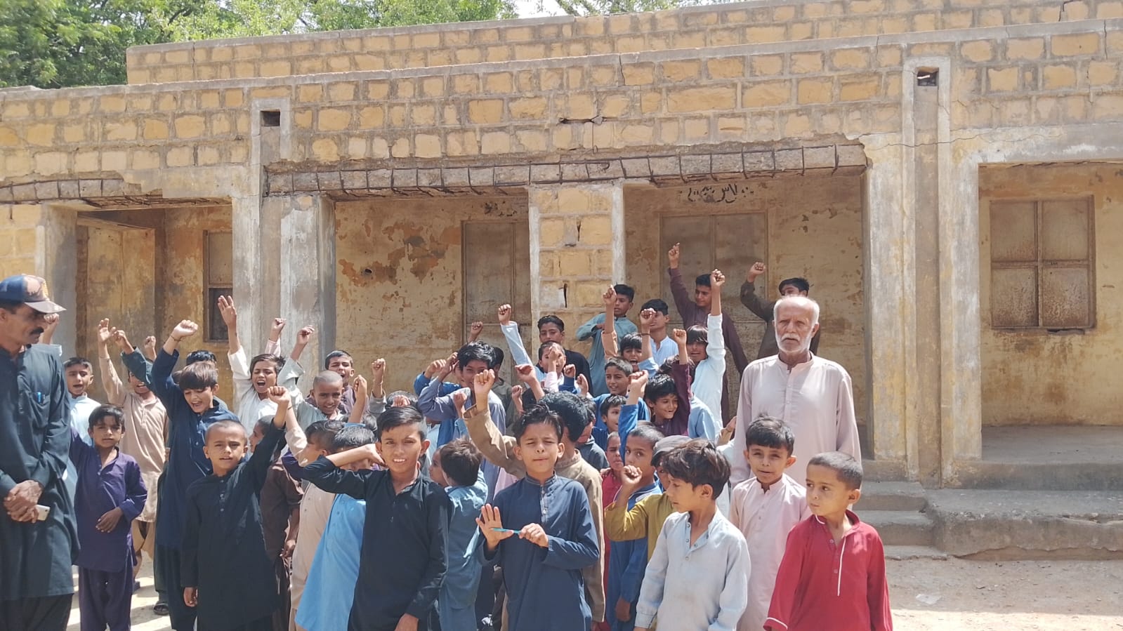 جنگشاهي جي پرائمري اسڪول جي عمارت زبون حال، احتجاجي مظاهرو